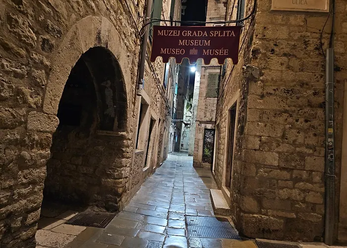 Center Room D16 In The Ancient Roman Palace